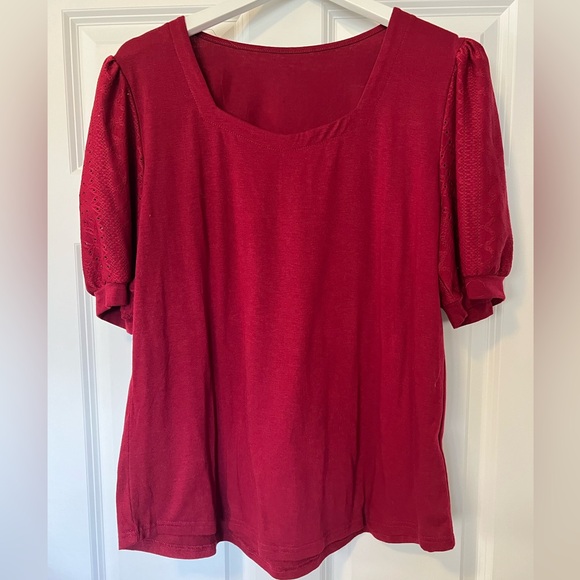 Conmite Tops - Women’s Conmite square neck top with puff short sleeves.